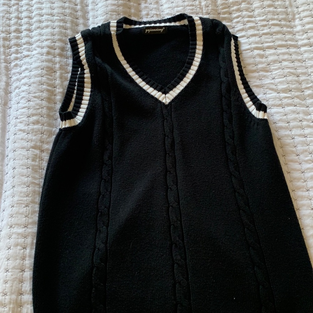 This is a black and white sweater vest from yujianxiong.